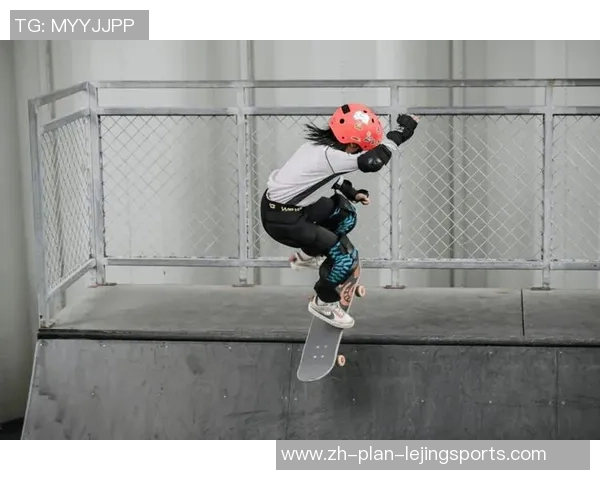 足球与滑板的碰撞探索运动文化的多元魅力与青春活力